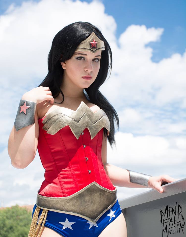 Top 4 Amazing Wonder Woman Cosplay