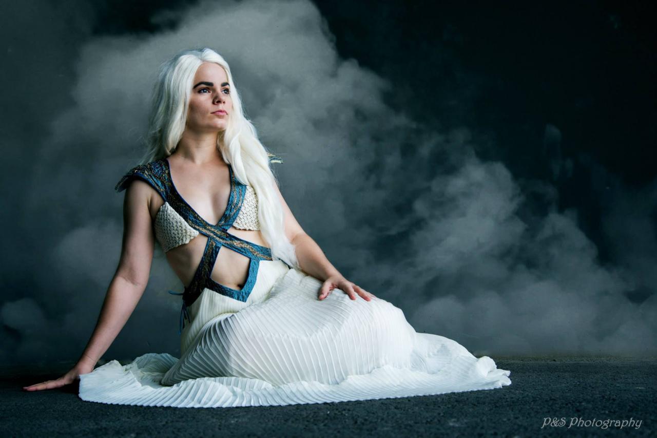 Top 18 Pretty Cosplay Make Daenerys Targaryen Out of Screen