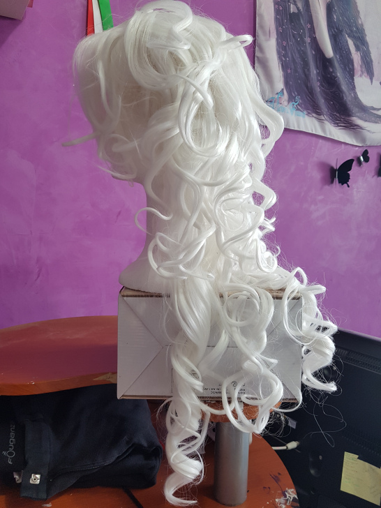 Review of 70 cm Long White Wave Synthetic Hight Temp Cosplay Wig